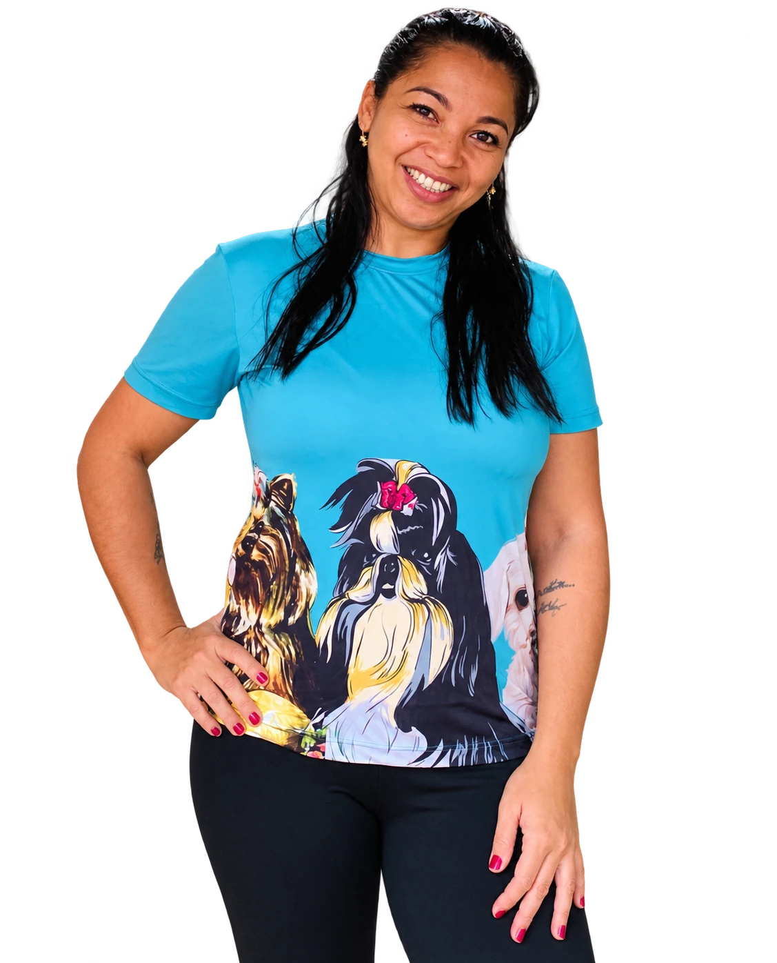 Vanessa, fundadora da ZapPet Banho & Tosa, sorrindo com camiseta azul com estampas de cachorrinhos
